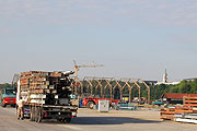 LKWs transportieren Bauteile heran (©Foto. Martin Schmitz)
